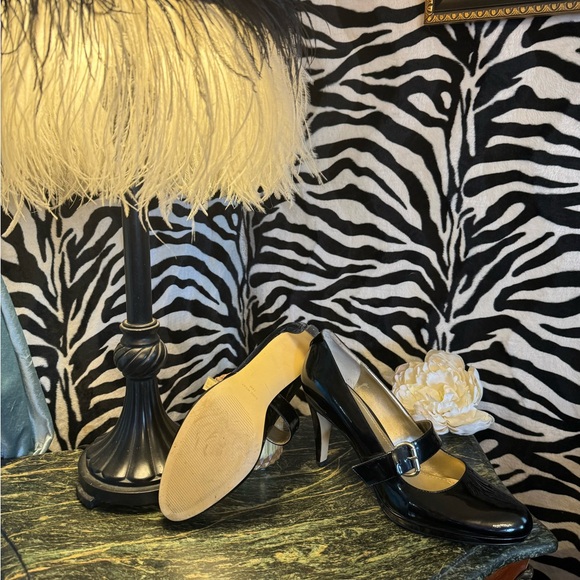 Nine West shinny gorgeous shoes - Picture 4 of 4